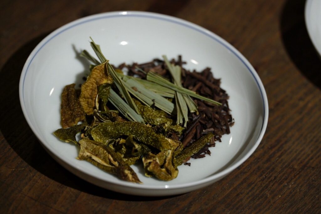 乾燥させた茶葉とハーブ