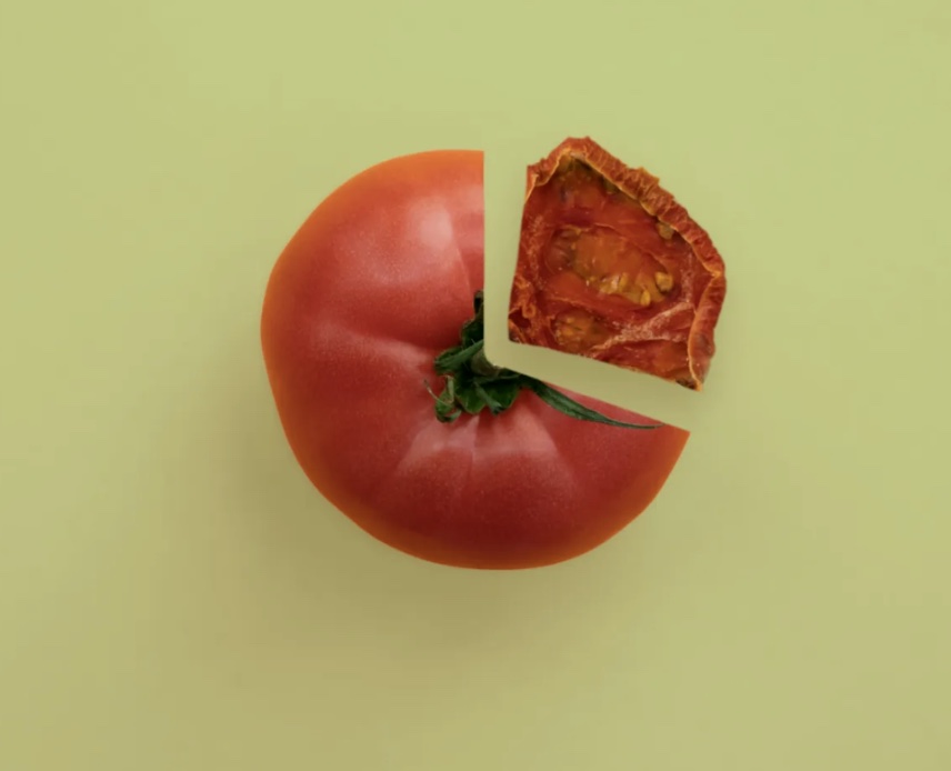 生のトマトと、乾燥させたトマト